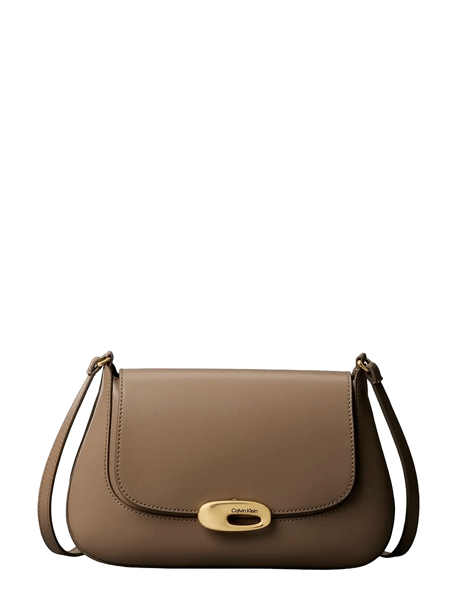 Calvin Klein - HARDWARE FLAP MEDIUM CROSSBODY - crossbody bags - desert taupe - 1