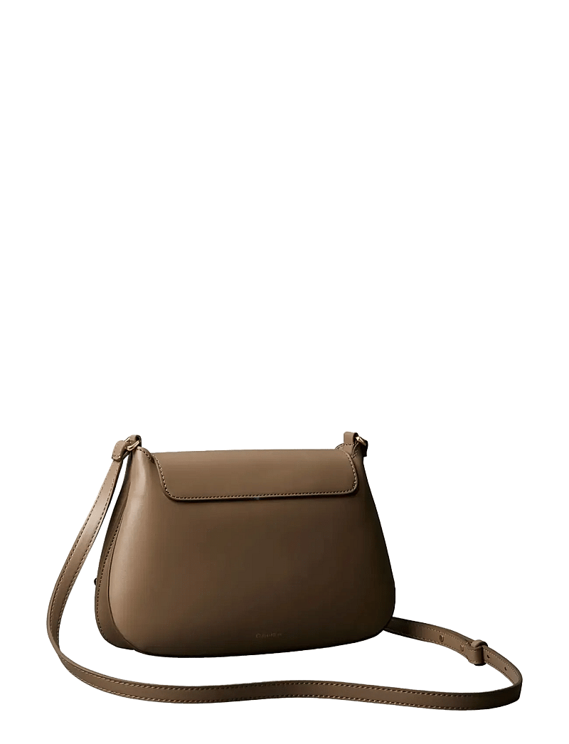 Calvin Klein - HARDWARE FLAP MEDIUM CROSSBODY - rankinės ilgu dirželiu - desert taupe - 2
