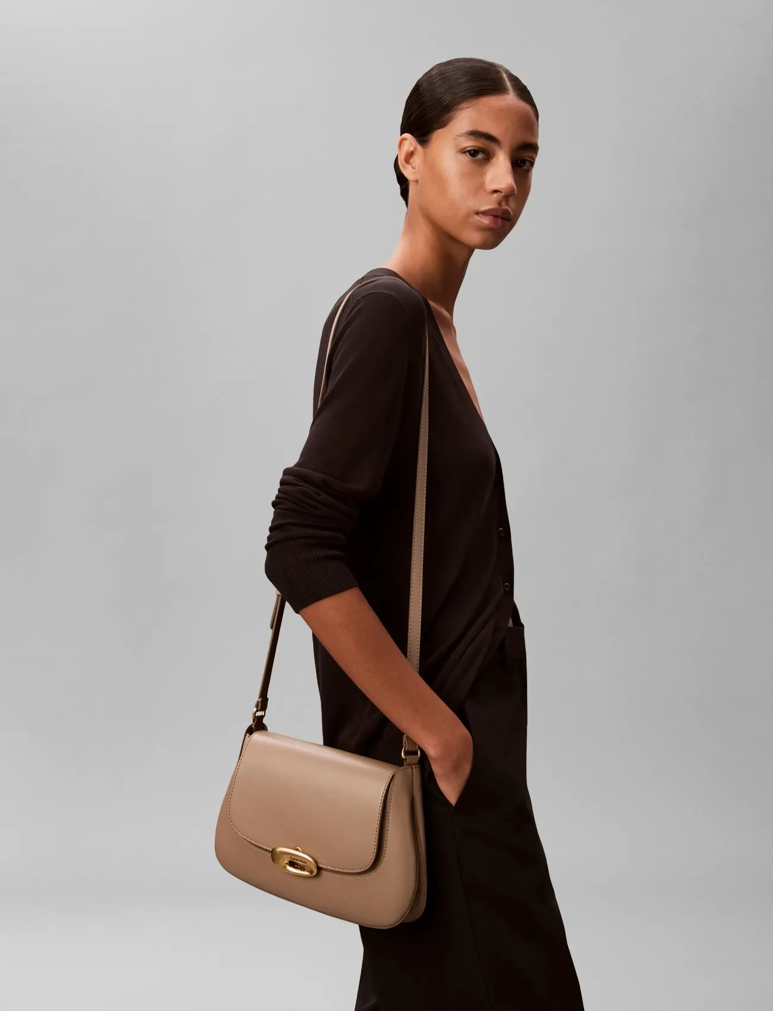 Calvin Klein HARDWARE FLAP MEDIUM CROSSBODY - Calvin Klein - DESERT TAUPE / beige