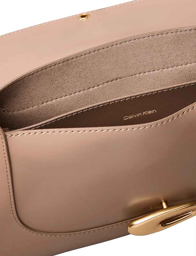 Calvin Klein - HARDWARE FLAP MEDIUM CROSSBODY - rankinės ilgu dirželiu - desert taupe - 3