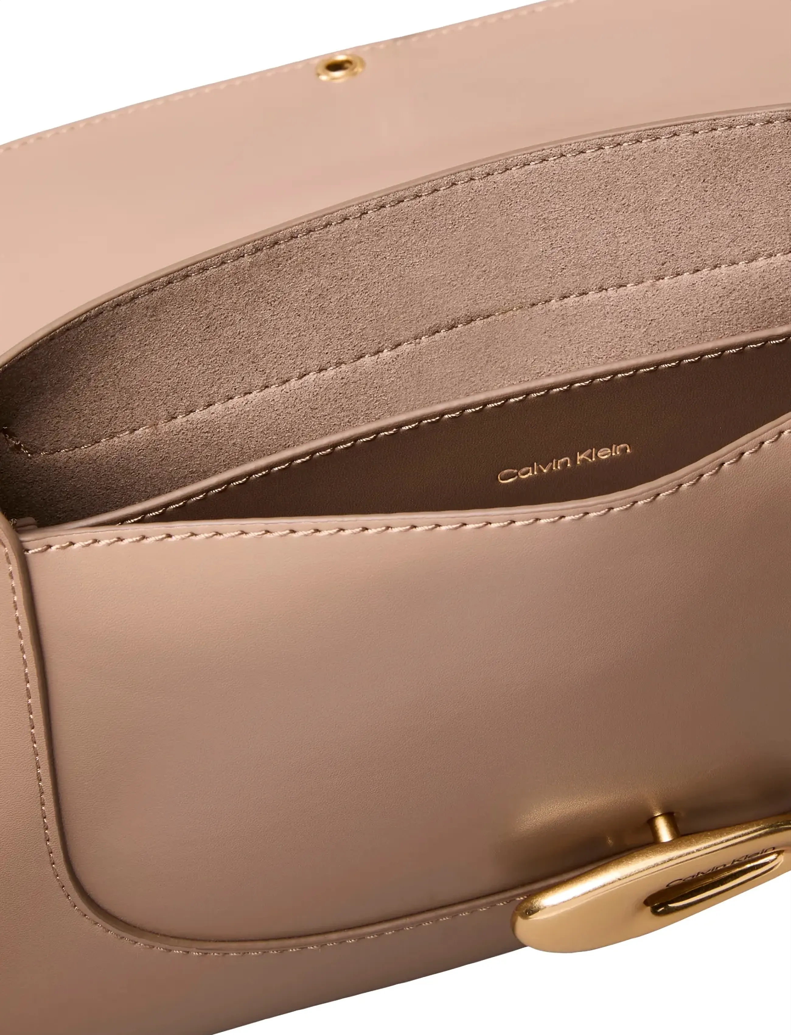 Calvin Klein - HARDWARE FLAP MEDIUM CROSSBODY - crossbody bags - desert taupe - 3