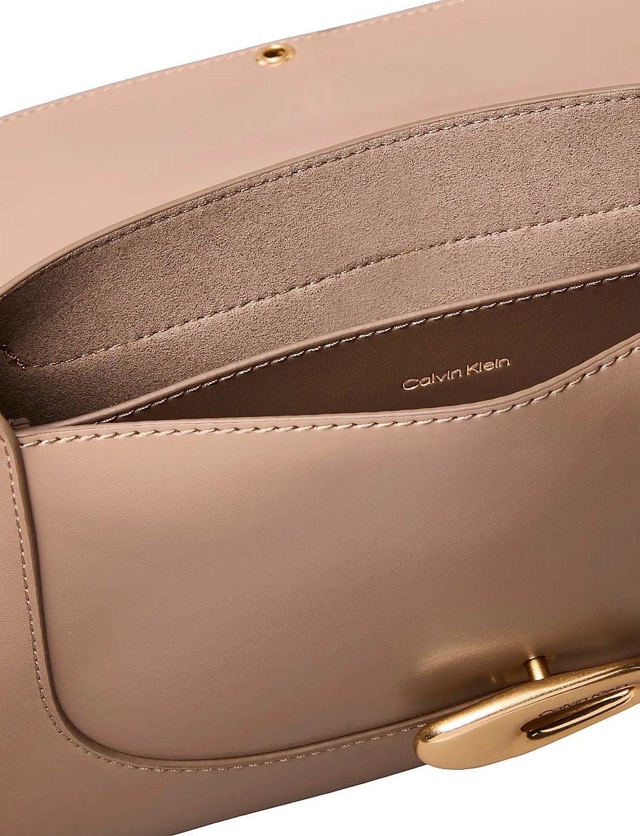 Calvin Klein - HARDWARE FLAP MEDIUM CROSSBODY - crossbody bags - desert taupe - 3