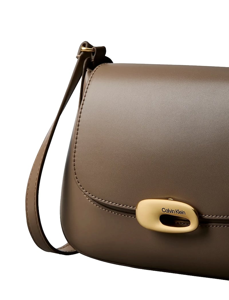 Calvin Klein - HARDWARE FLAP MEDIUM CROSSBODY - rankinės ilgu dirželiu - desert taupe - 4