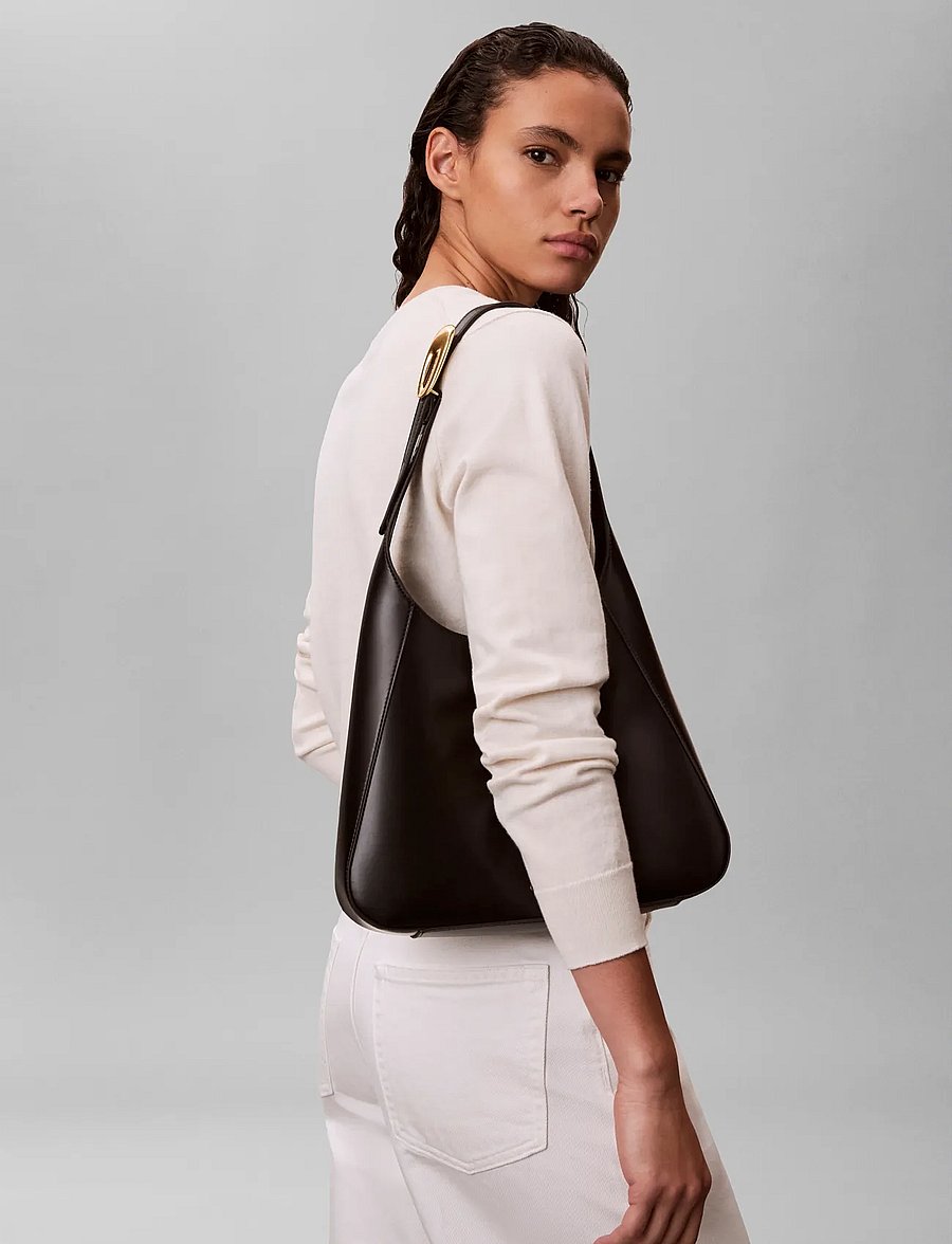 Calvin Klein - HARDWARE ADJ STRAP MEDIUM BAG - black tumbled deep gold - 0