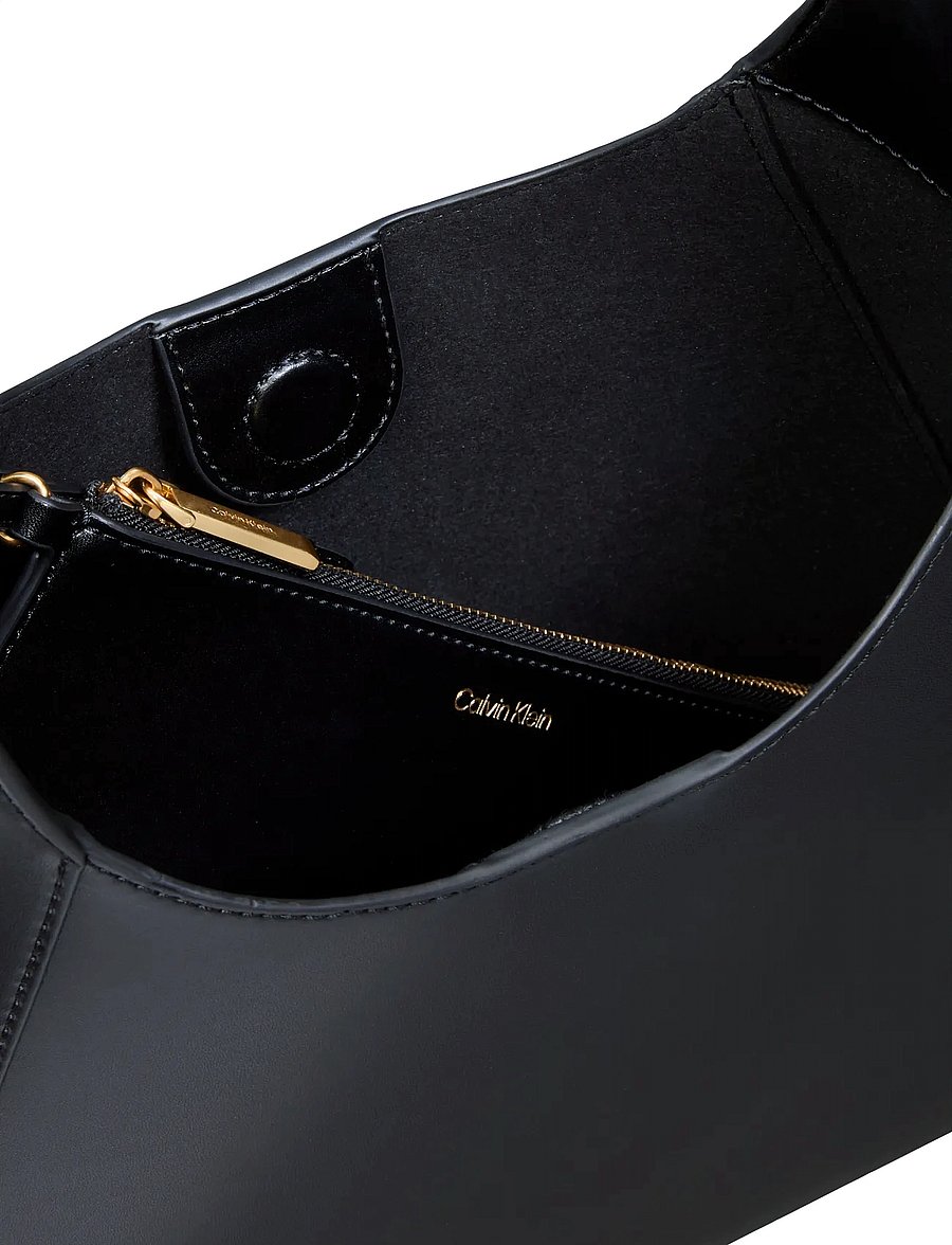 Calvin Klein - HARDWARE ADJ STRAP MEDIUM BAG - black tumbled deep gold - 4