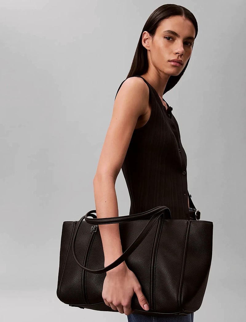 Calvin Klein - EMBLEM HW PEBBLE TOTE - tote bags - black - 0