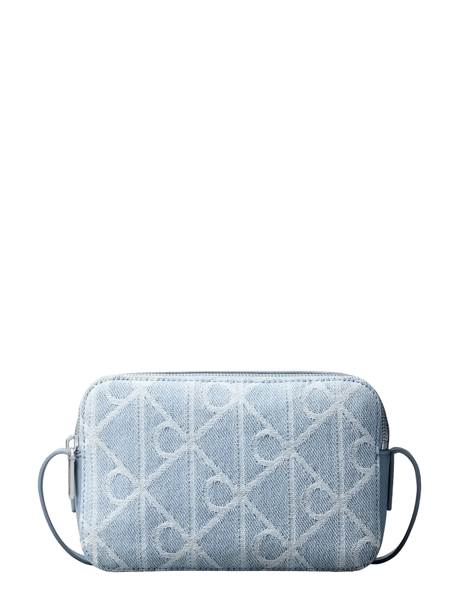 Calvin Klein - EMBLEM AOP DENIM CAMERA BAG - umhängetaschen - denim jqd light wash - 0