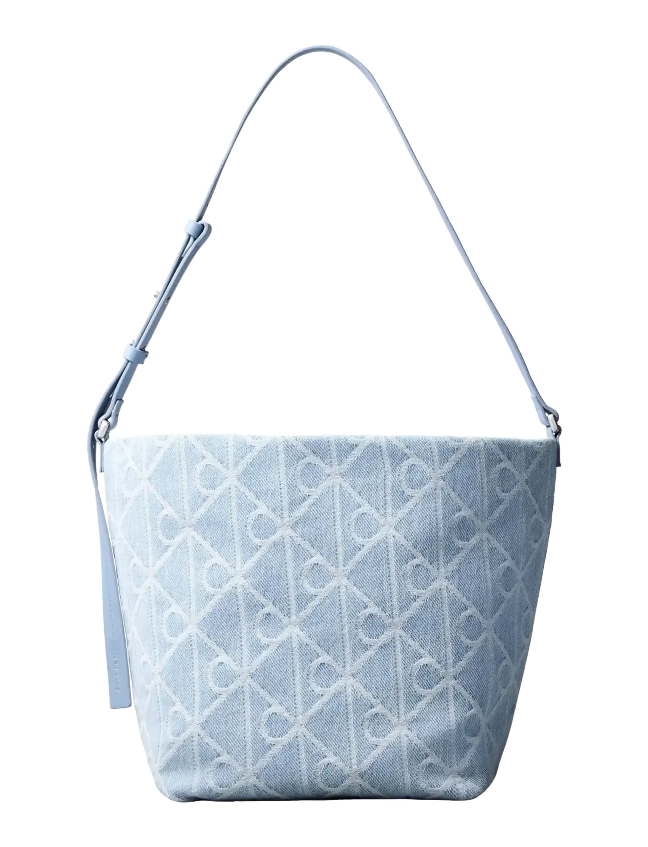 Calvin Klein EMBLEM AOP DENIM BUCKET - Taschen - LIGHT WASH / blue