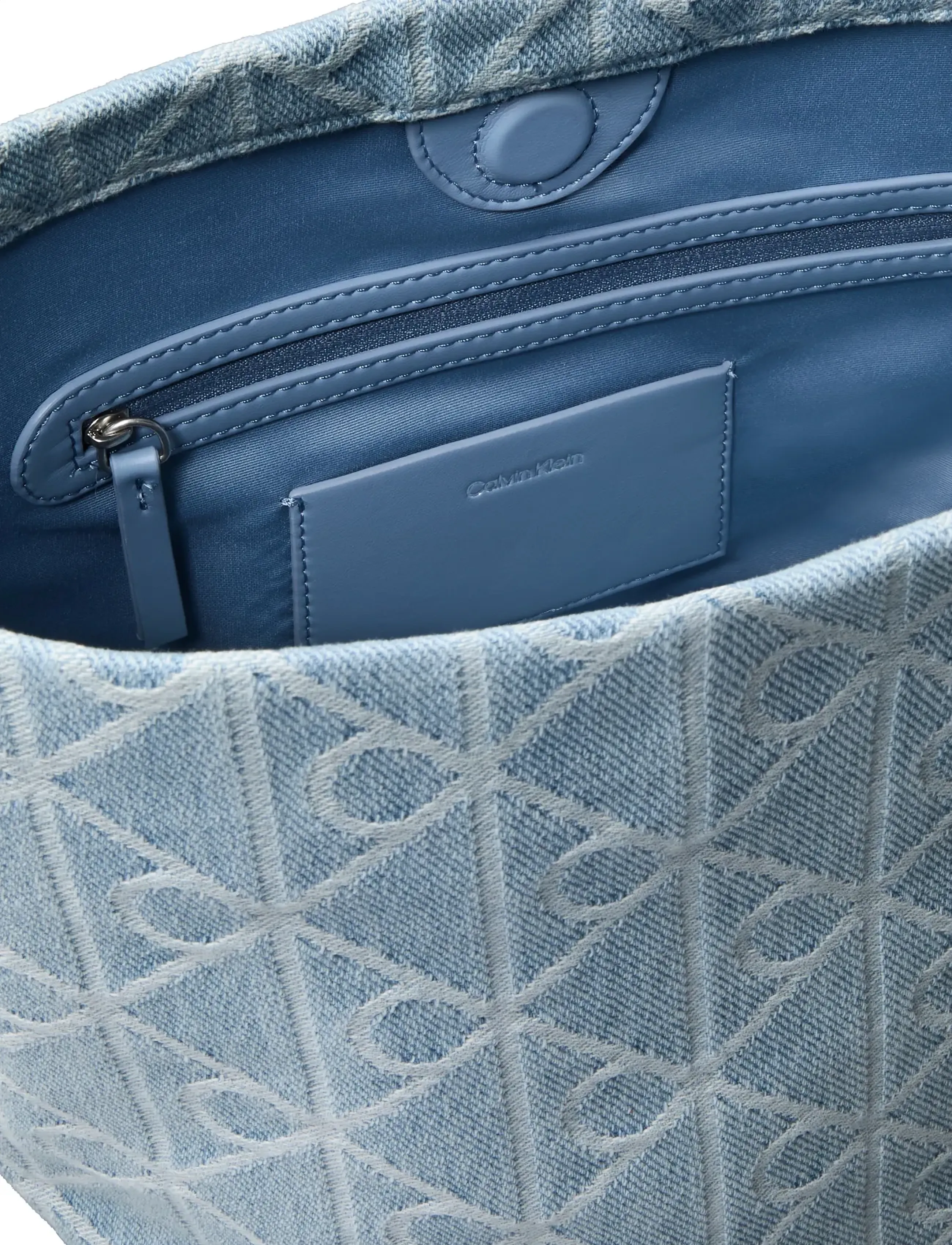 Calvin Klein - EMBLEM AOP DENIM BUCKET - festtøj til outletpriser - light wash - 2