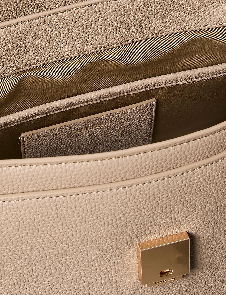 Calvin Klein - EMBLEM HW PEBBLE SATCHEL - hversdagsleg tíska - desert taupe - 2
