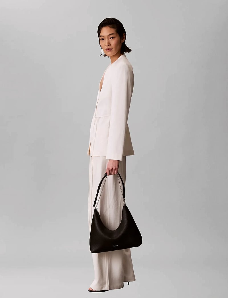 Calvin Klein - EMBLEM HW PEBBLE SHOULDER BAG - alltags-style - black - 0
