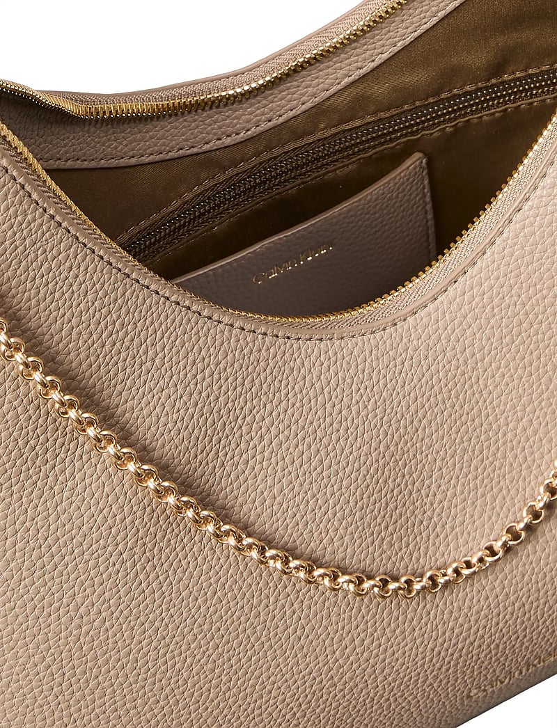 Calvin Klein - EMBLEM HW PEBBLE SHOULDER BAG - alltags-style - desert taupe - 2