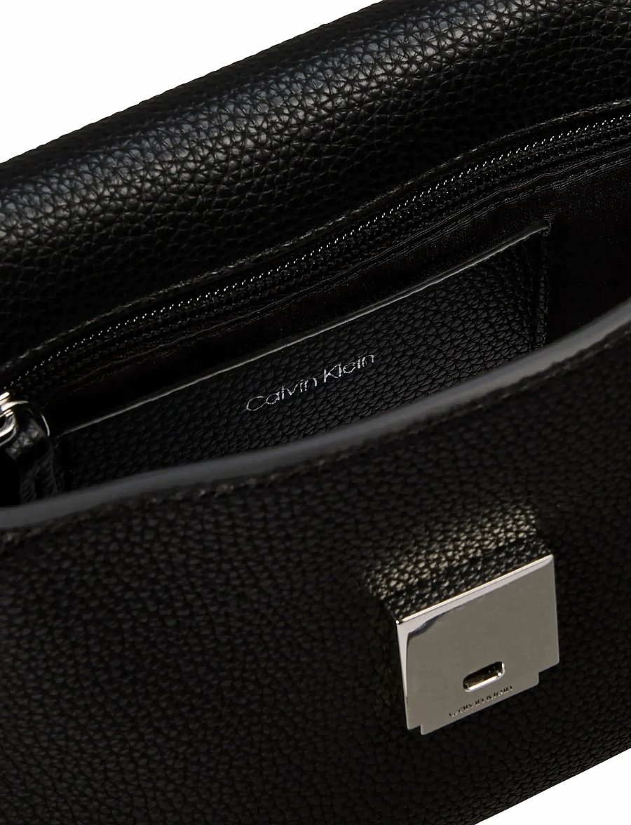 Calvin Klein - EMBLEM HW PEBBLE CROSSBODY 20 - Üleõlakotid - black - 2
