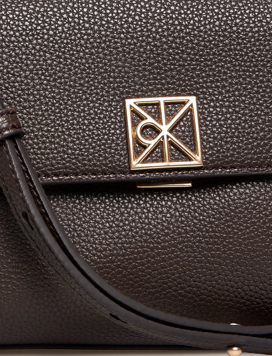 Calvin Klein - EMBLEM HW PEBBLE CROSSBODY 20 - Üleõlakotid - delicioso - 4
