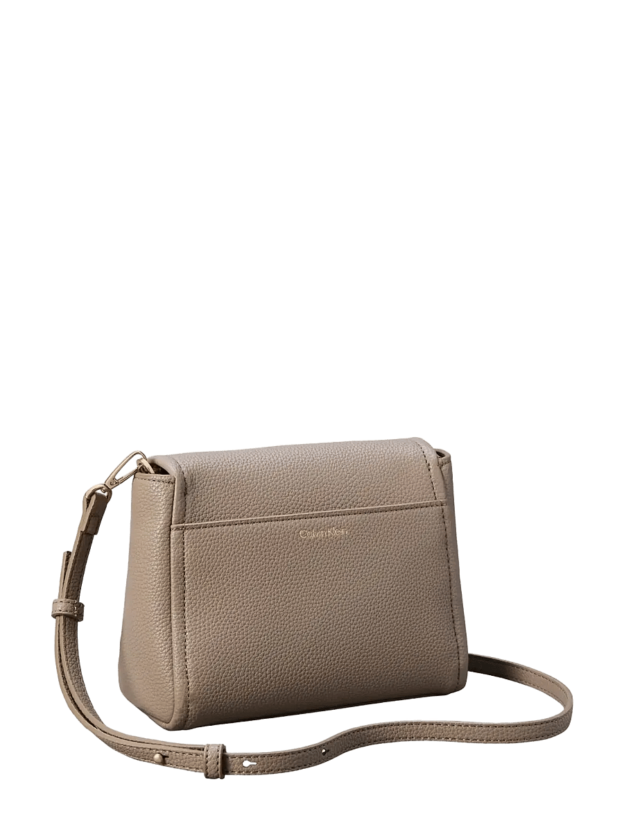 Calvin Klein - EMBLEM HW PEBBLE CROSSBODY 20 - umhängetaschen - desert taupe - 1