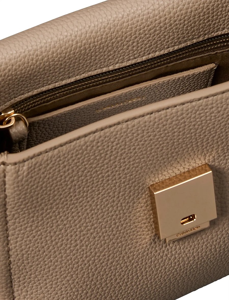 Calvin Klein - EMBLEM HW PEBBLE CROSSBODY 20 - umhängetaschen - desert taupe - 2