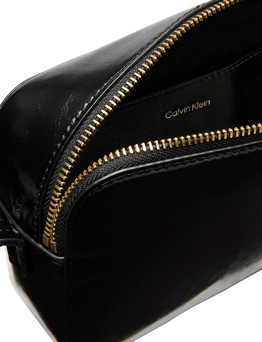 Calvin Klein - FOIL LOGO GLOSSY CAMERA BAG - crossbody bags - black - 2