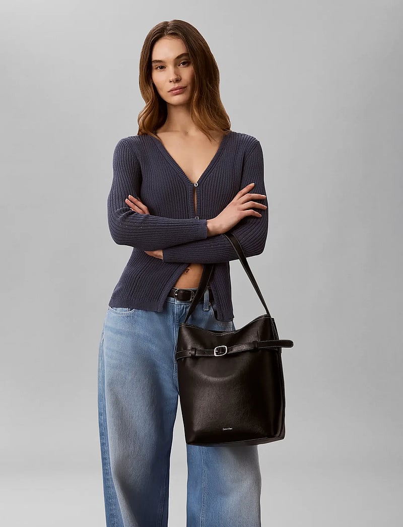 Calvin Klein - BUCKLE MEDIUM BUCKET - bucket bags - black - 0