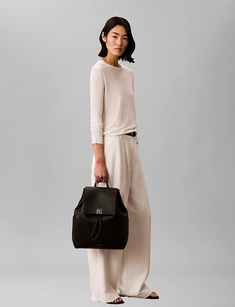 Calvin Klein - EMBLEM HW PEBBLE BACKPACK - hverdags stil - black - 0