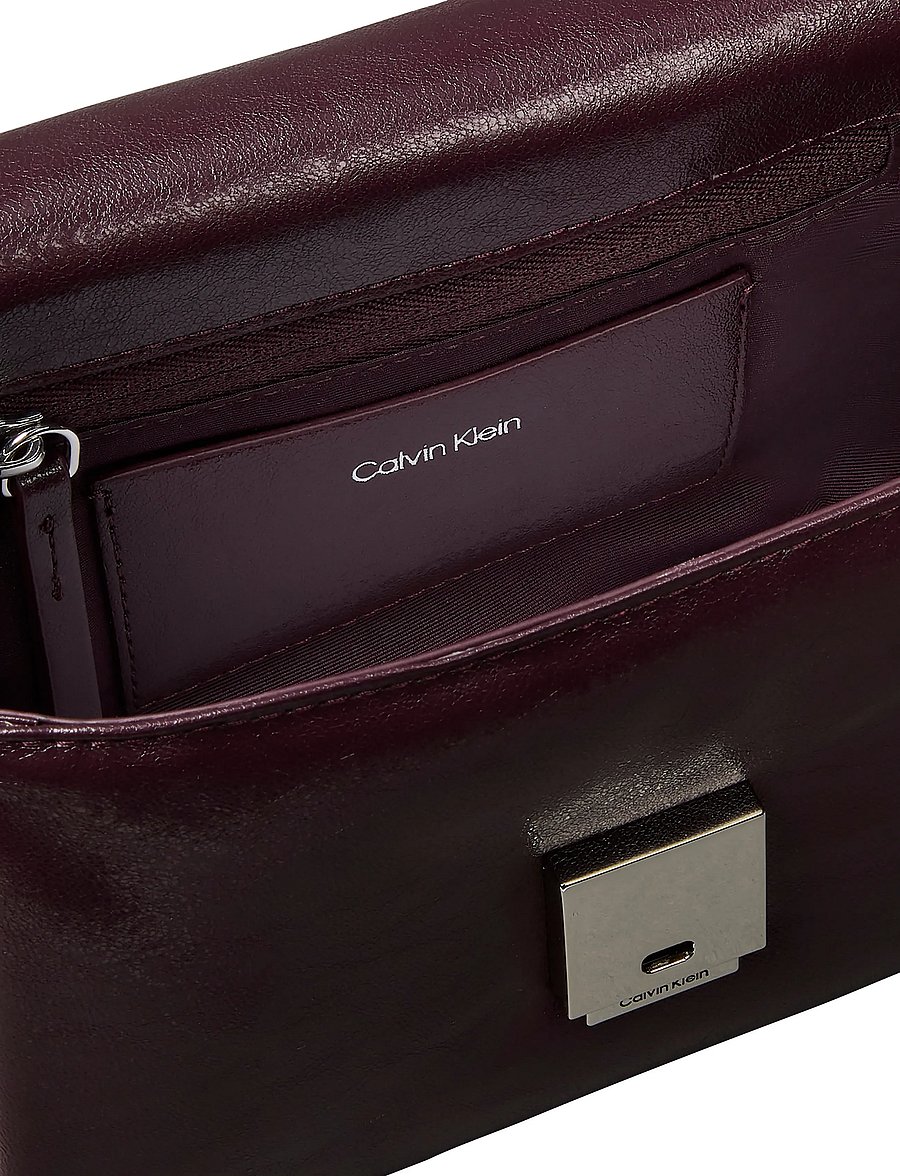 Calvin Klein - EMBLEM HW PADDED CROSSBODY - crossbody bags - fudge - 2