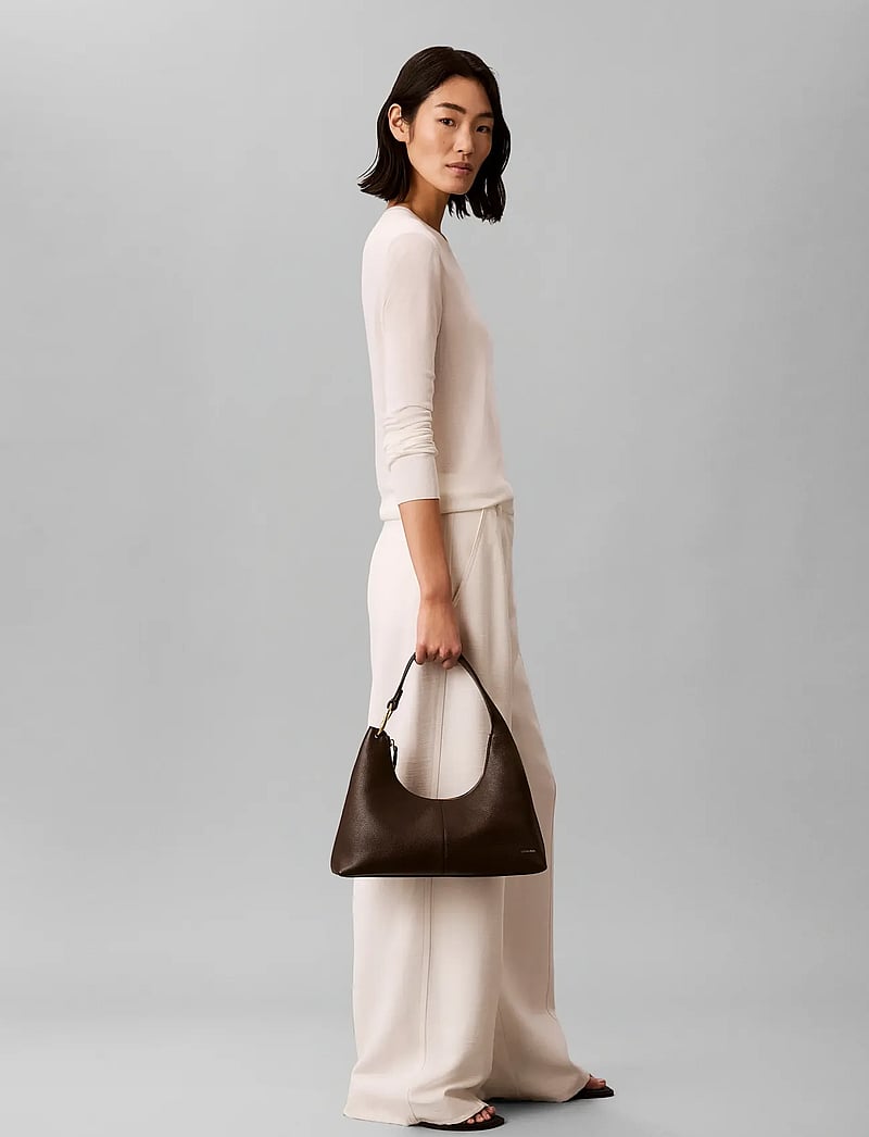 Calvin Klein - SLOUCHY LEATHER SHOULDER BAG - hverdags stil - delicioso - 0