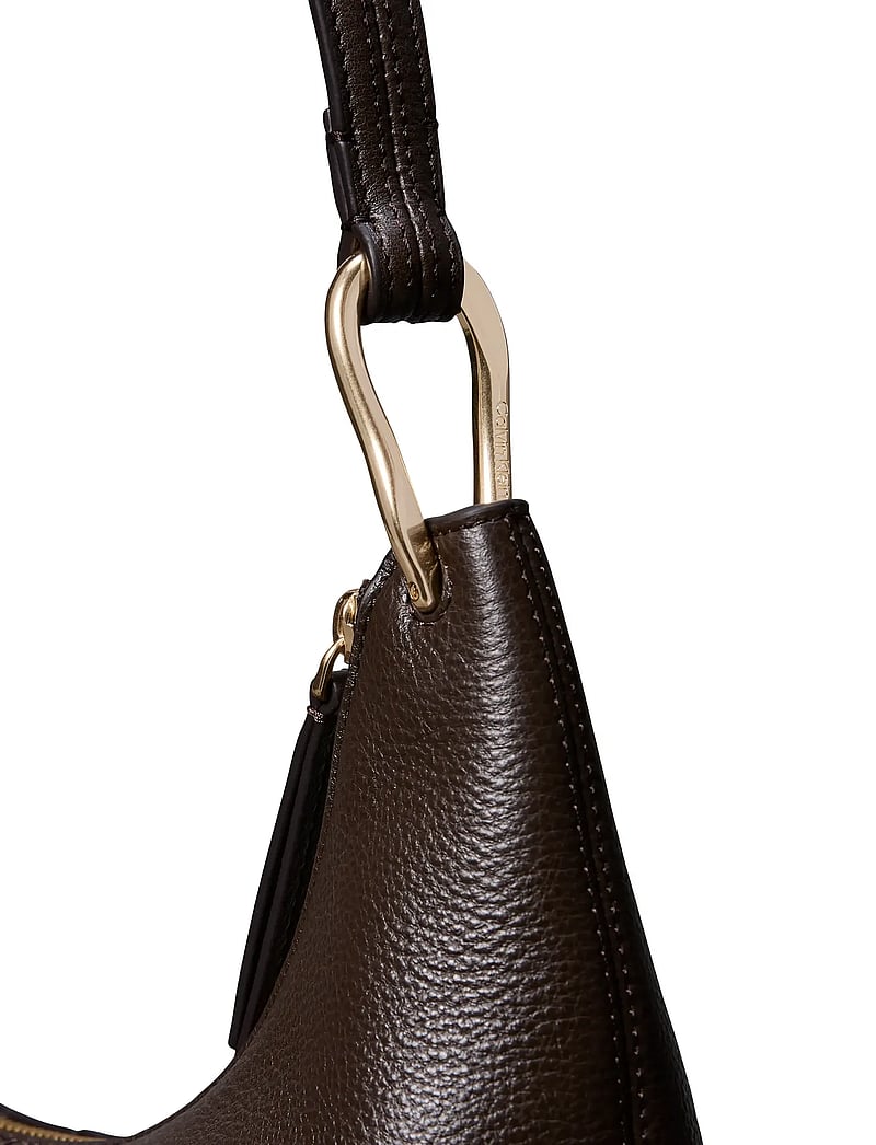 Calvin Klein - SLOUCHY LEATHER SHOULDER BAG - hverdags stil - delicioso - 2
