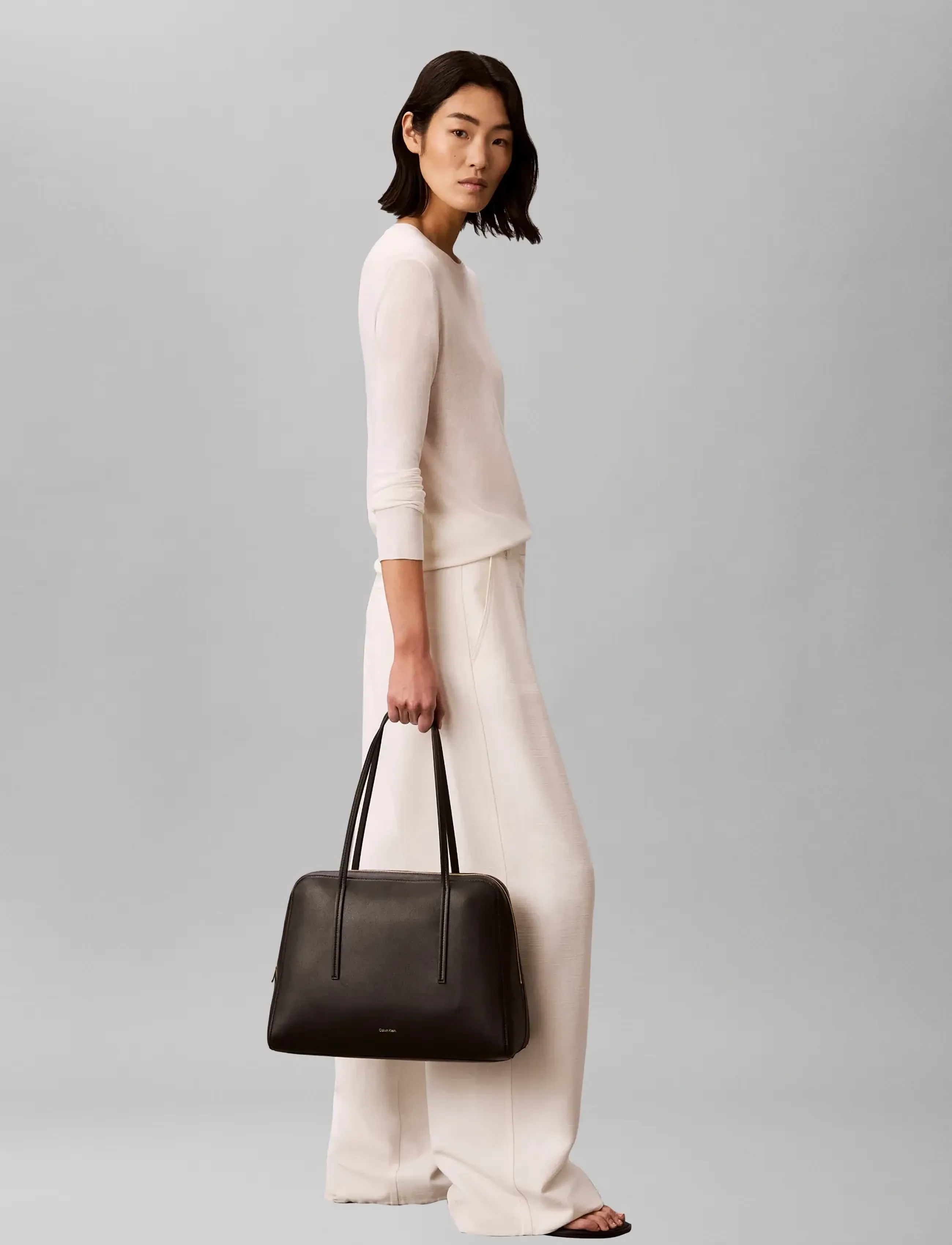Calvin Klein FOIL LOGO BOWLING BAG - Kotid - BLACK TOASTED COCONUT / black