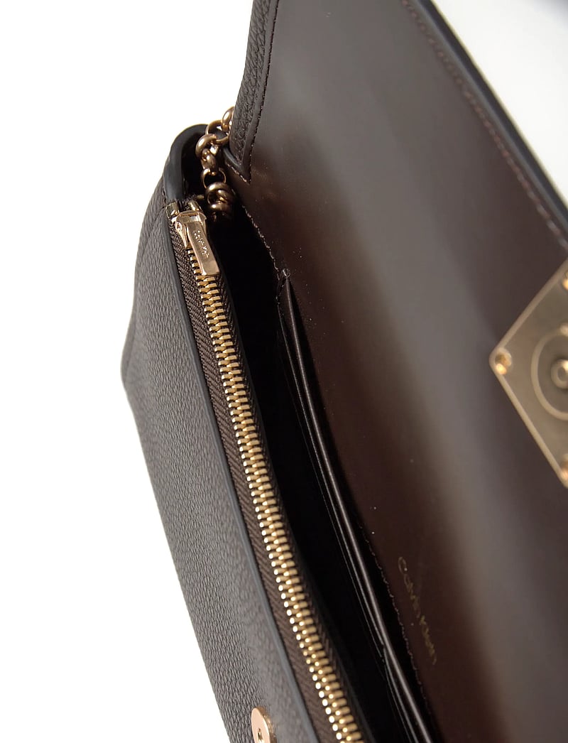 Calvin Klein - EMBLEM HW PEBBLE CLUTCH - erilised sündmused - delicioso - 5