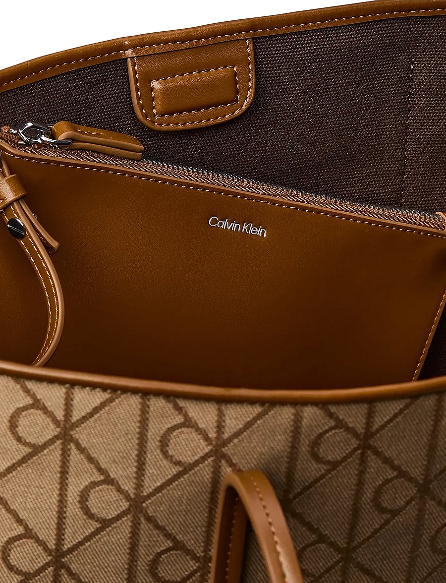 Calvin Klein - EMBLEM AOP JACQUARD TOTE W/POUCH - kandekotid - cornstalk monks robe aop - 2