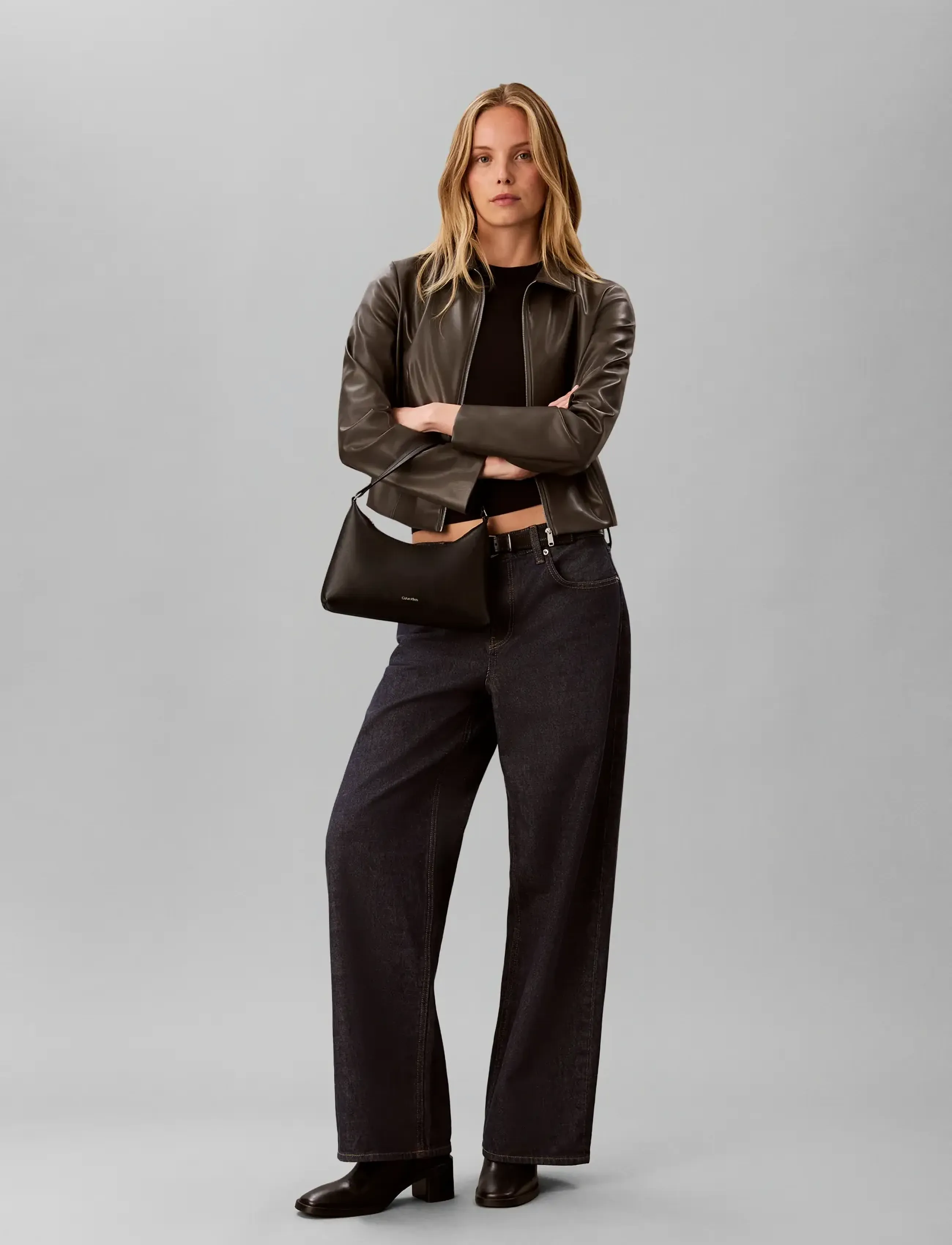 Calvin Klein Foil Logo Small Shoulder Bag, Kvinder, Lille Hobo Skuldertaske, Sort, Str: ONE SIZE