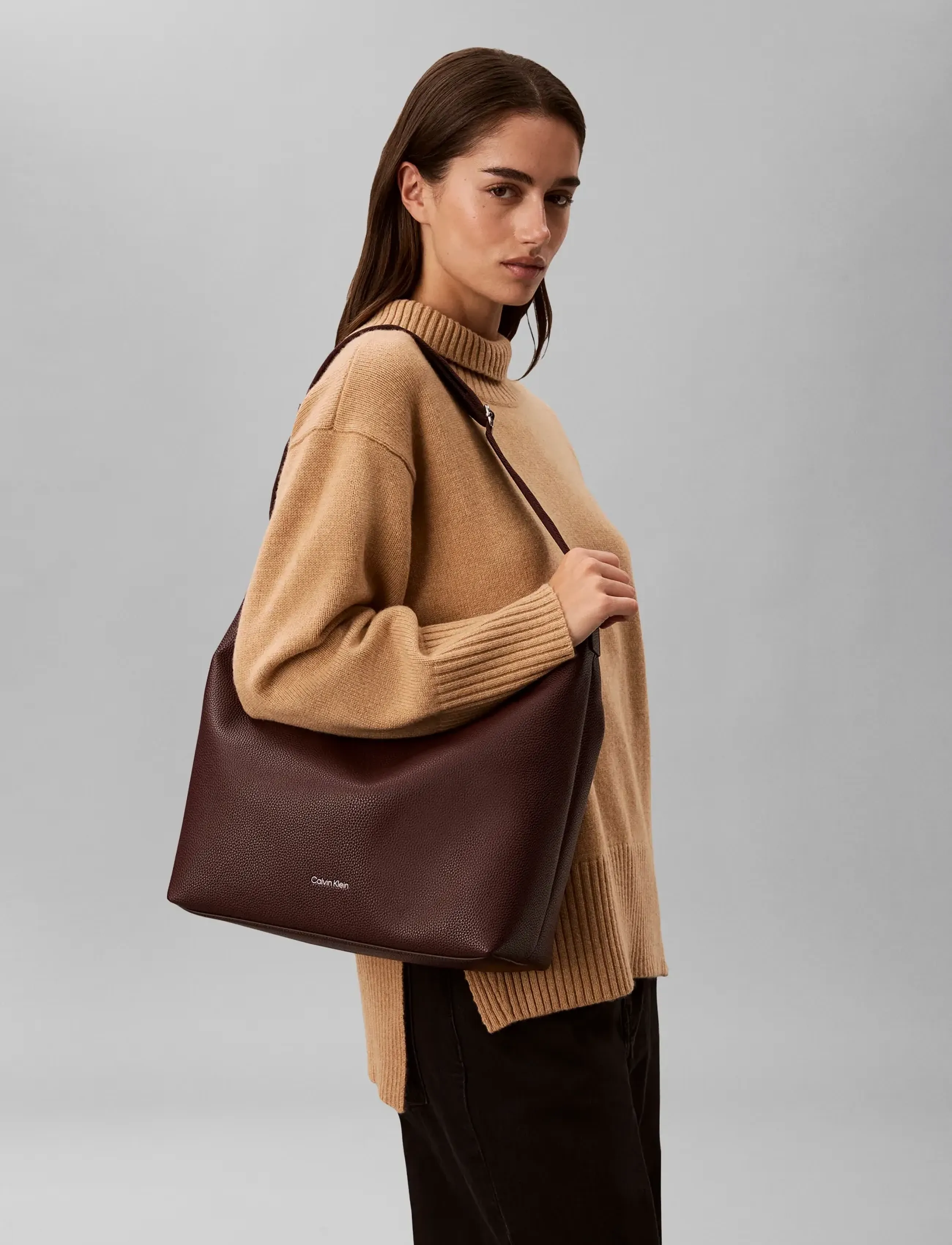 Calvin Klein - WEBBING STRAP MD SHOULDER BAG - fudge - 0