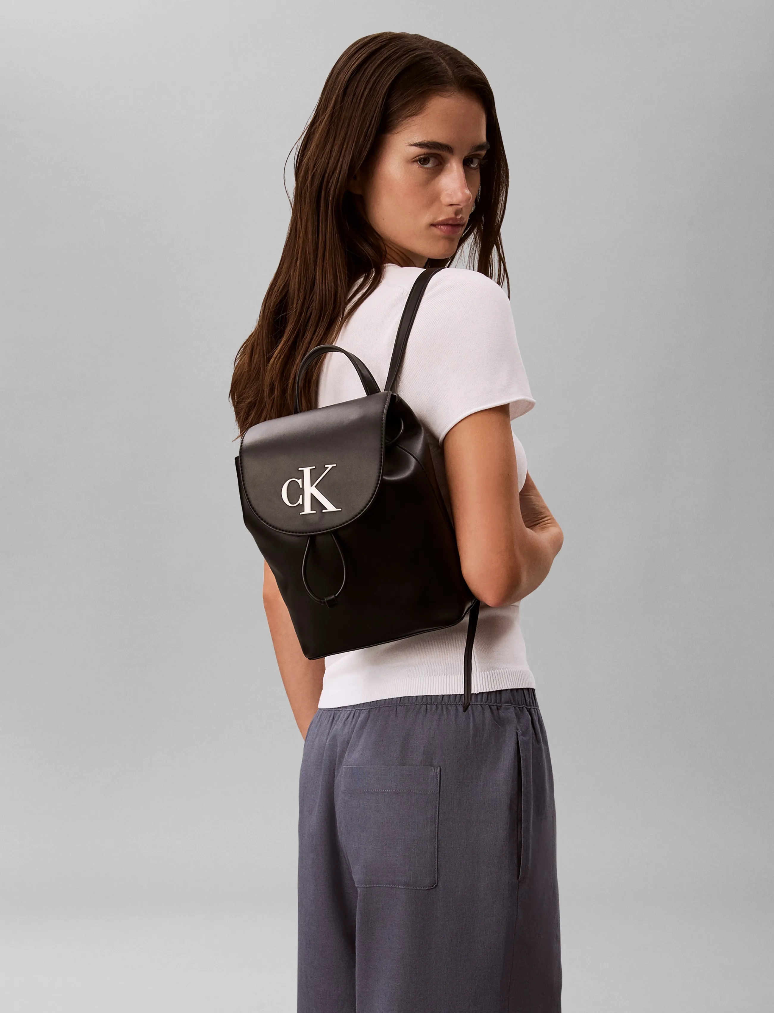 Calvin Klein Bold Ck Flap Mini Backpack, Kvinder, Klap Mini Rygsæk, Sort, Str: ONE SIZE
