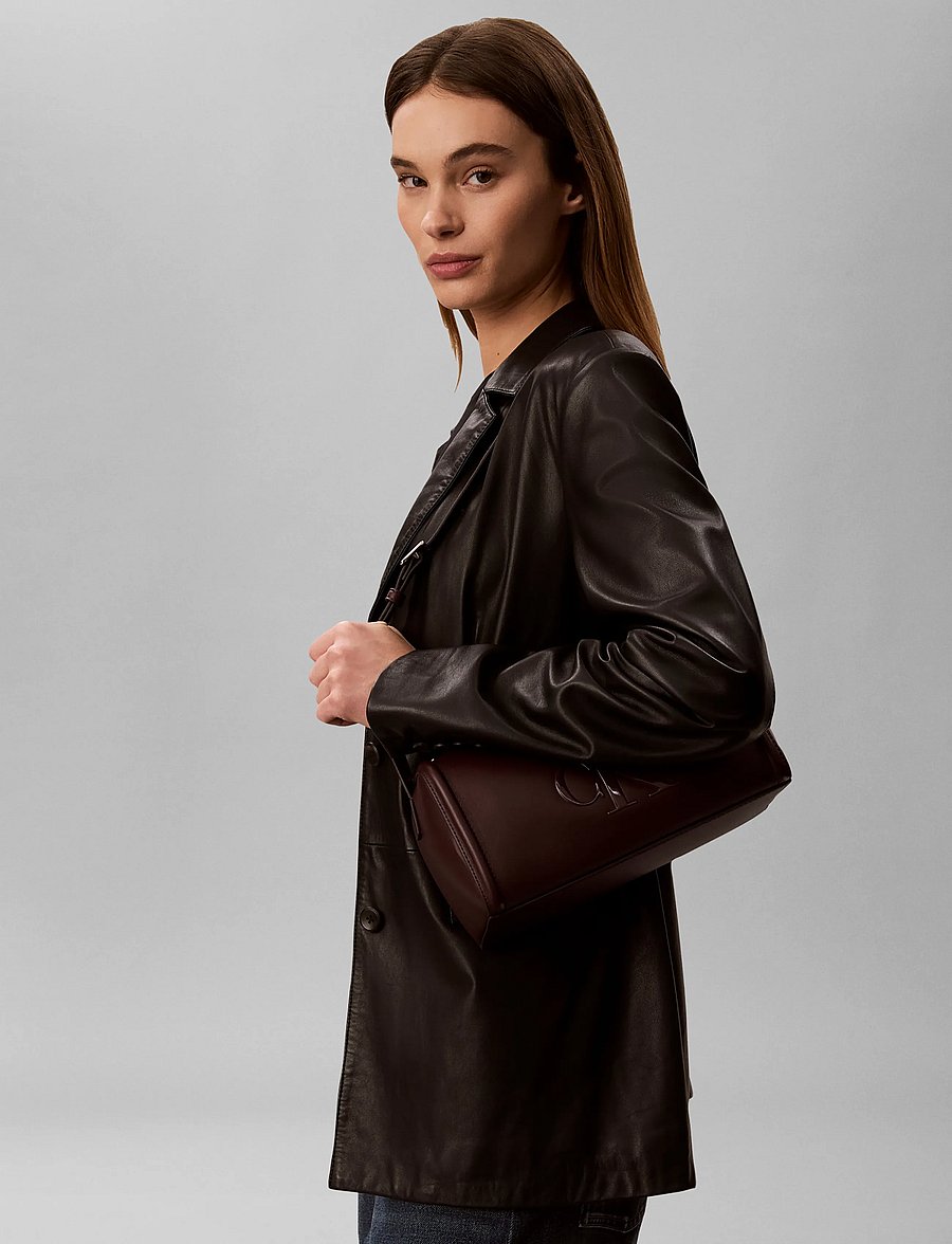 Calvin Klein - BOLD CK SLOUCHY SHOULDER BAG - vardagsstil - fudge - 0