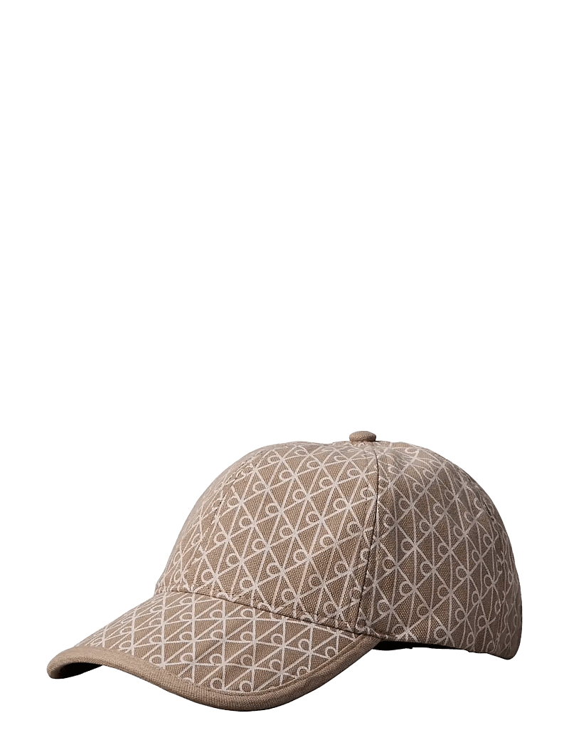 Calvin Klein - EMBLEM PRINT w LEATHER PATCH CAP - caps - desert taupe aop - 0