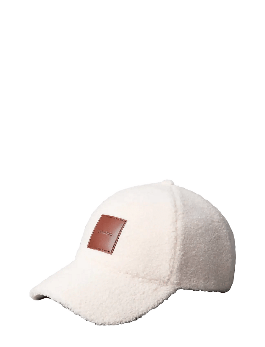 Calvin Klein - ALL-OVER SHERPA W/ PATCH CAP - kasketter & caps - birch - 0