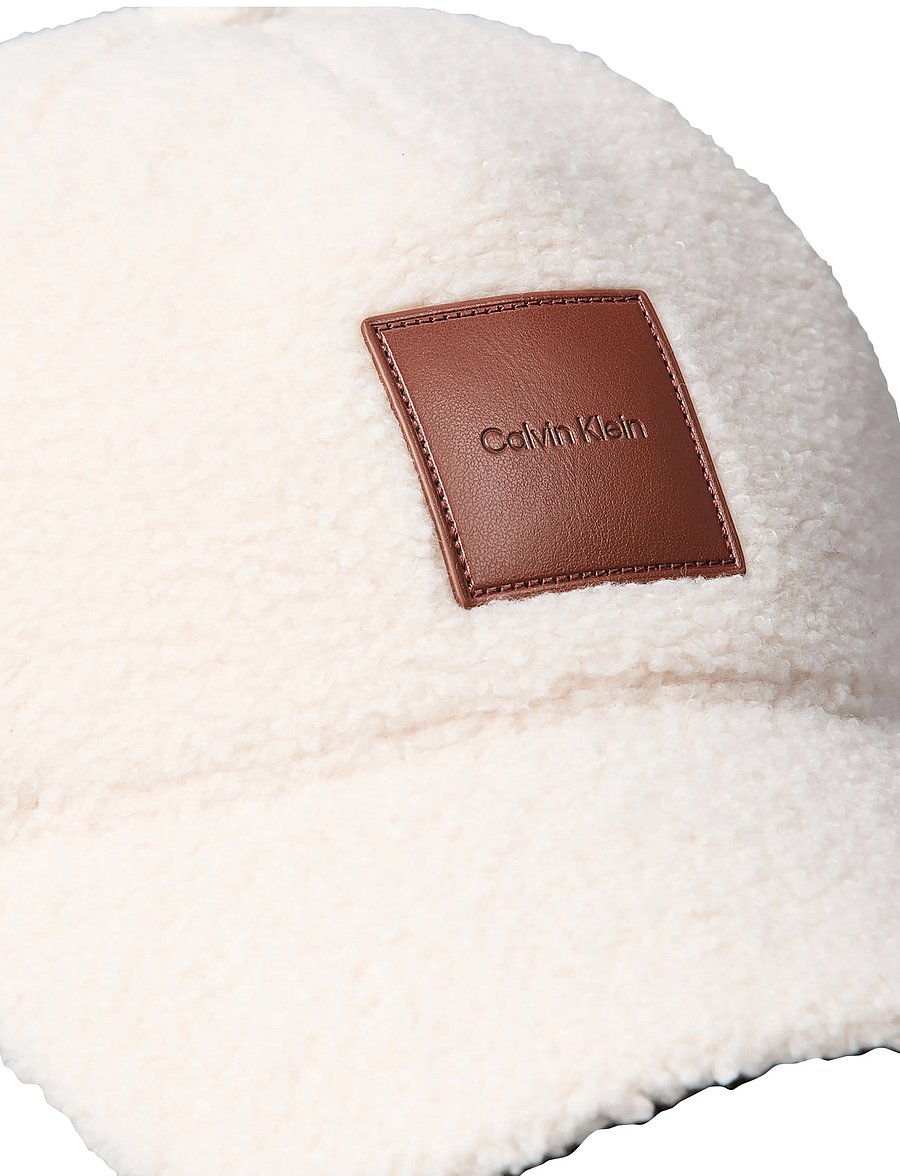 Calvin Klein - ALL-OVER SHERPA W/ PATCH CAP - kasketter & caps - birch - 2