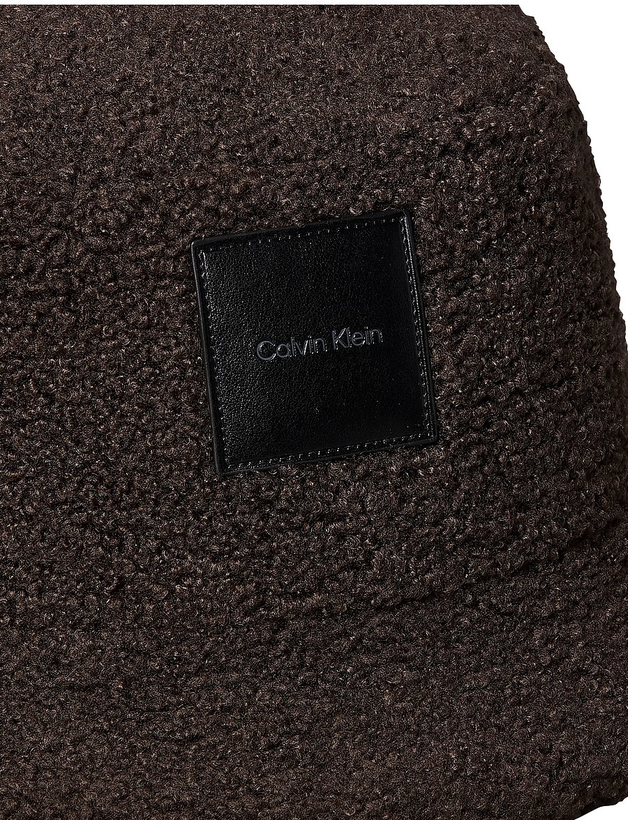 Calvin Klein - ALL-OVER SHERPA W/ PATCH BUCKET - bøllehatte - delicioso - 2