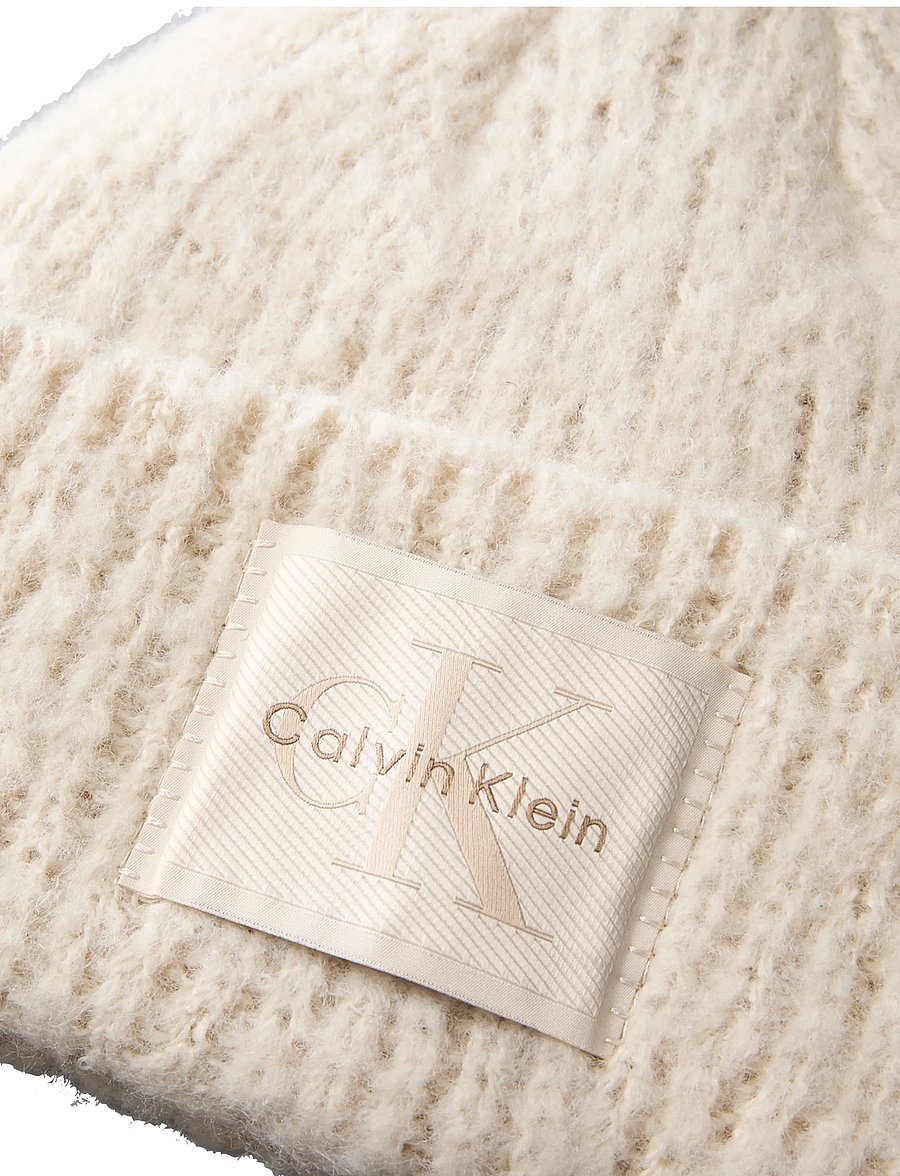 Calvin Klein - BRUSHED SOLID CHUNKY RIB BEANIE - mützen - light hay - 2