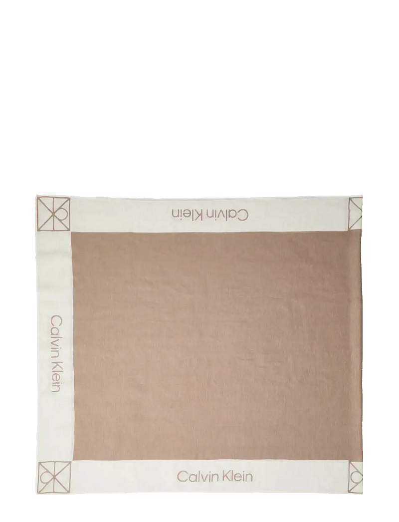 Calvin Klein - LINEN BLEND EMBLEM PAREO SCARF - sjalar - desert taupe white alyssum - 0
