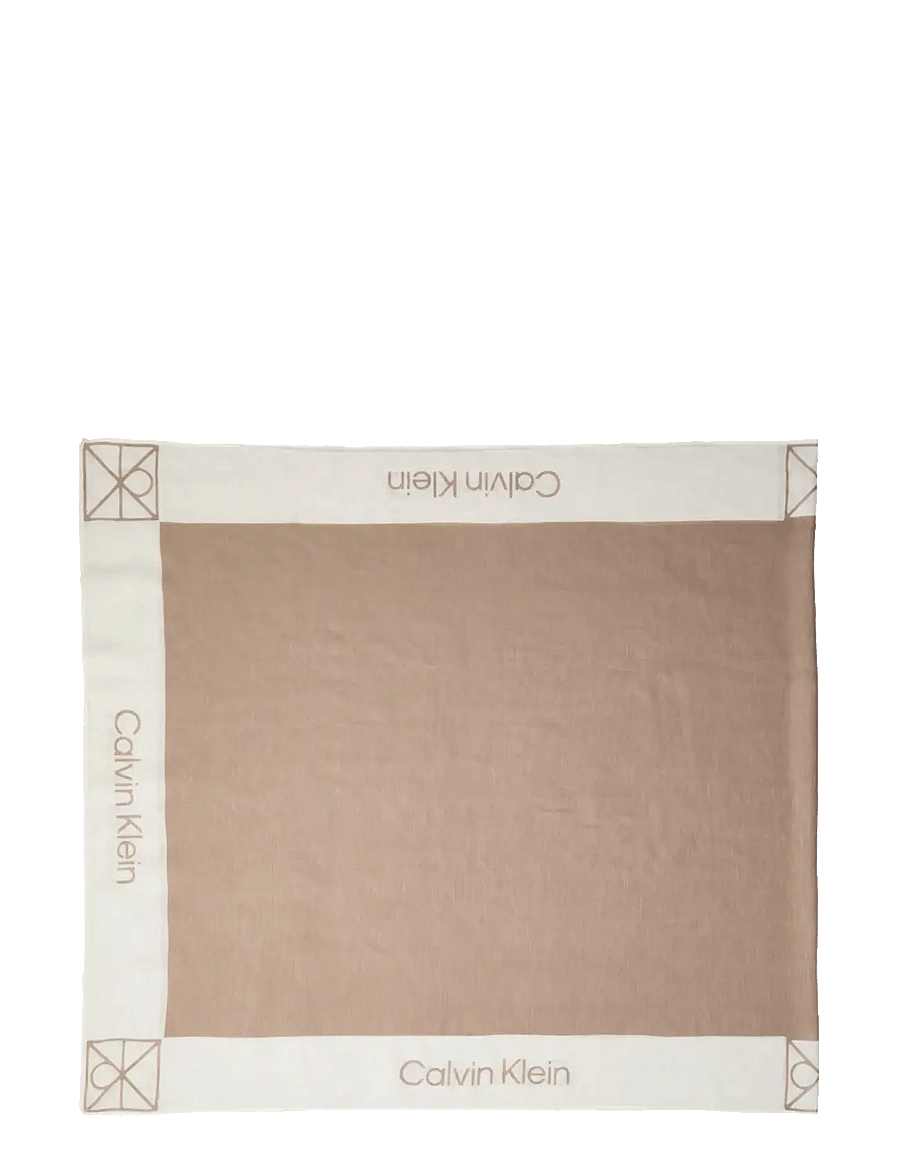 Calvin Klein - LINEN BLEND EMBLEM PAREO SCARF - tynde tørklæder - desert taupe white alyssum - 0