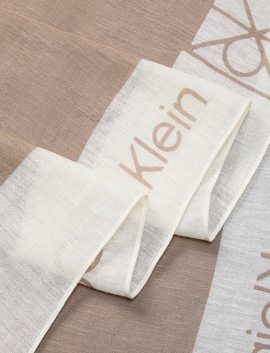 Calvin Klein - LINEN BLEND EMBLEM PAREO SCARF - tynde tørklæder - desert taupe white alyssum - 1