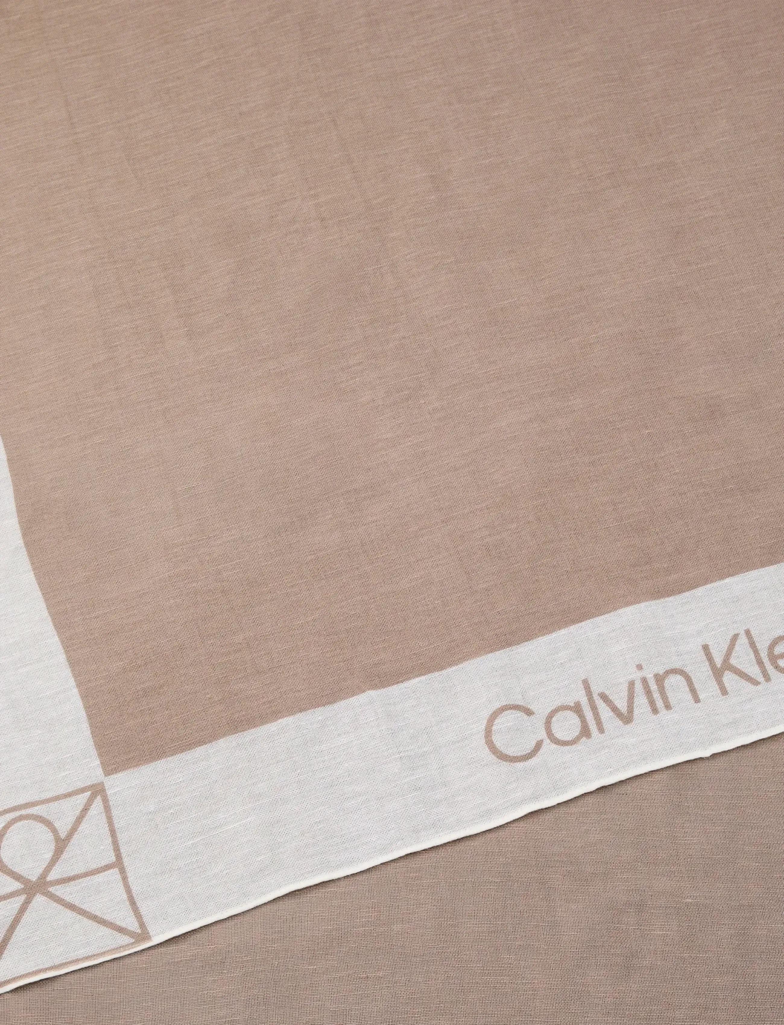 Calvin Klein - LINEN BLEND EMBLEM PAREO SCARF - tynde tørklæder - desert taupe white alyssum - 2