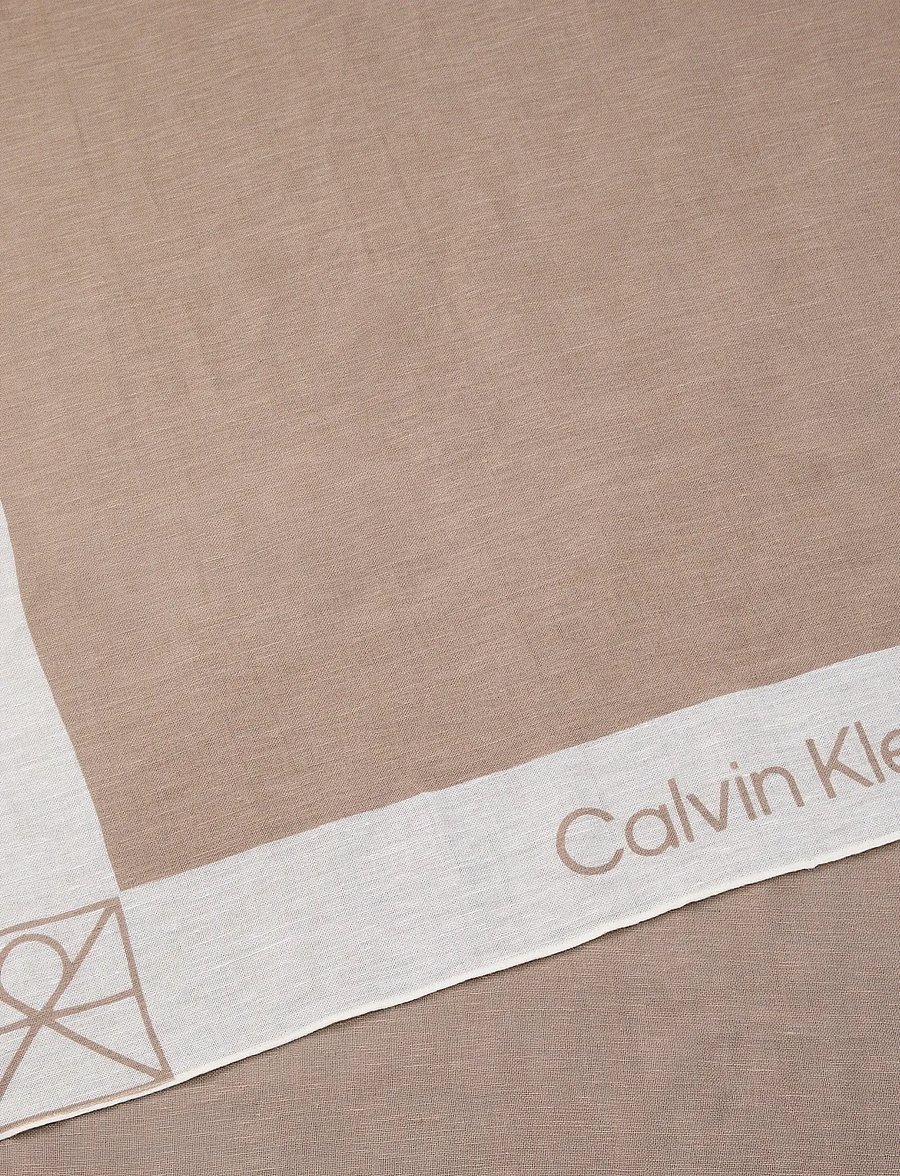 Calvin Klein - LINEN BLEND EMBLEM PAREO SCARF - tynde tørklæder - desert taupe white alyssum - 2