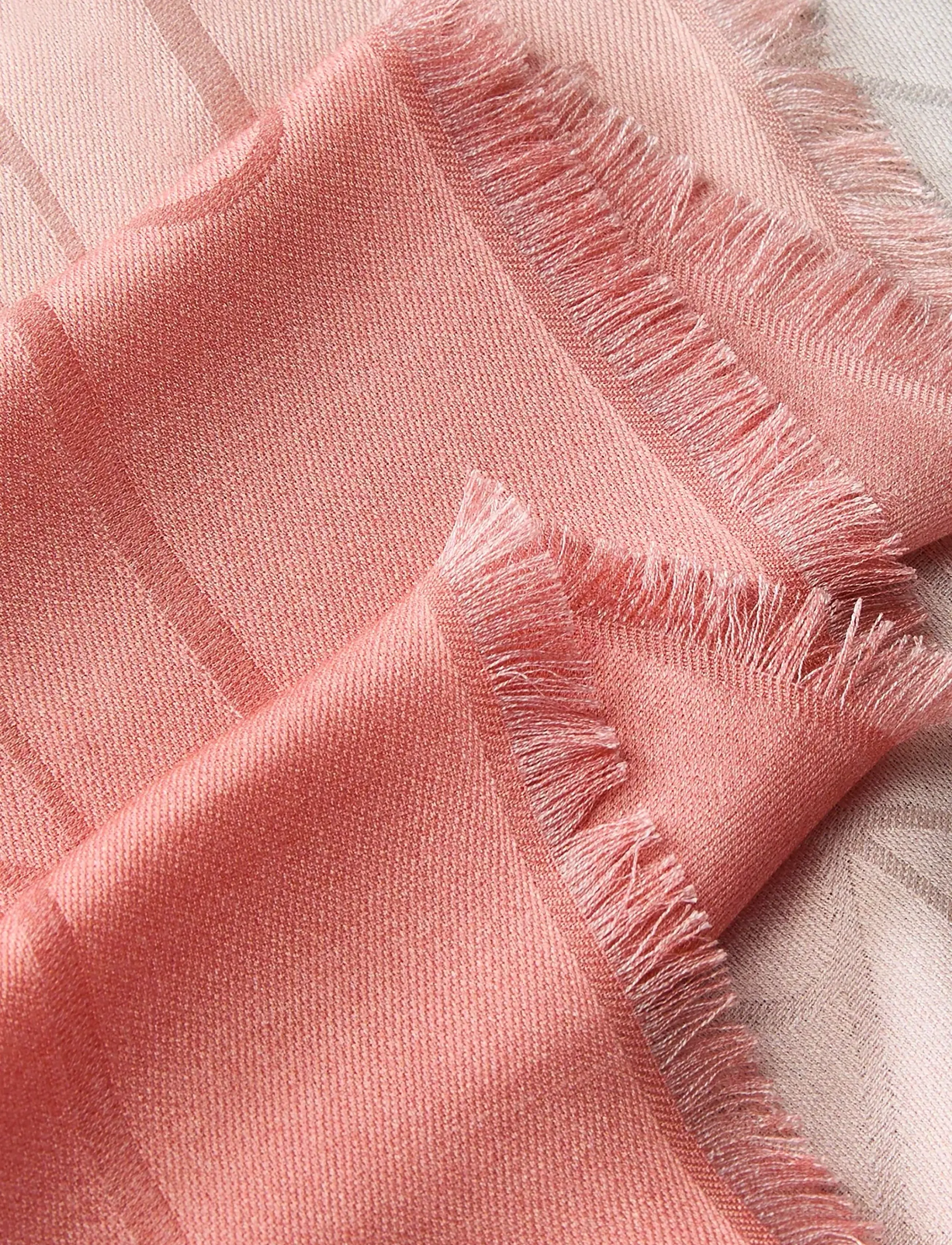 Calvin Klein - GRADIENT EMBLEM SQUARE SCARF 70x - tynde tørklæder - sunfruit fun - 3