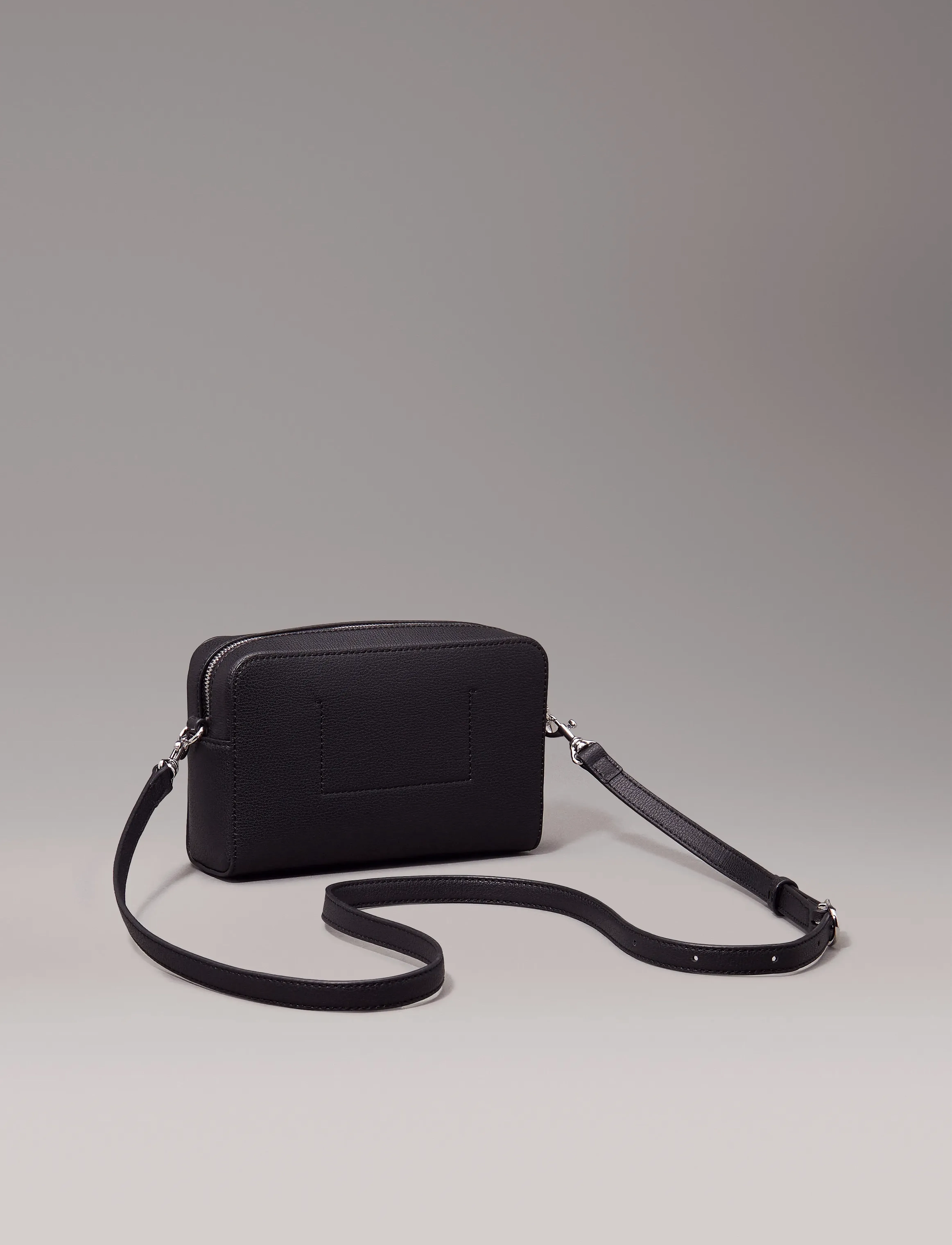 Calvin Klein - MINIMAL MONOGRAM CAMERA BAG 20 - na black - 3