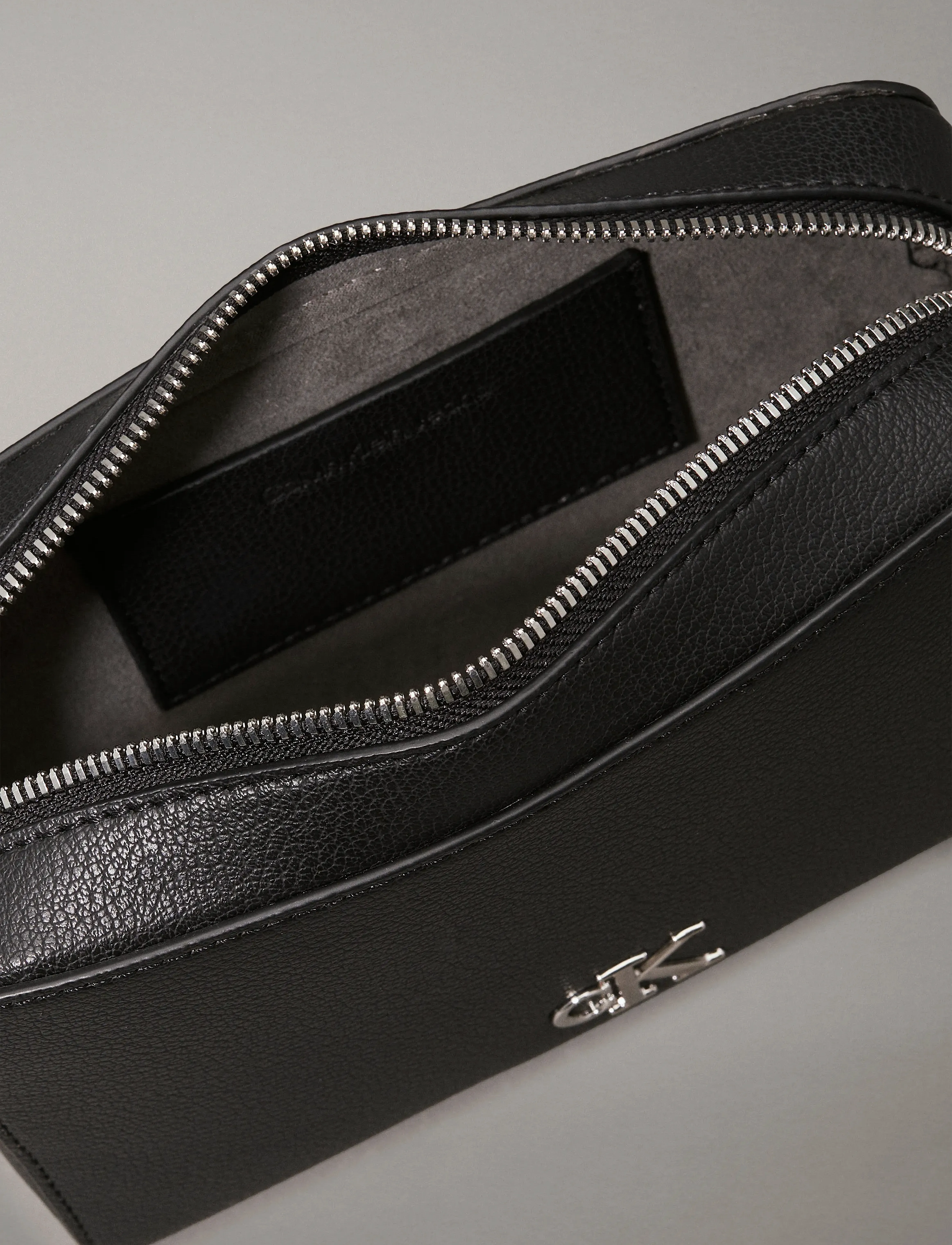 Calvin Klein - MINIMAL MONOGRAM CAMERA BAG 20 - na black - 4