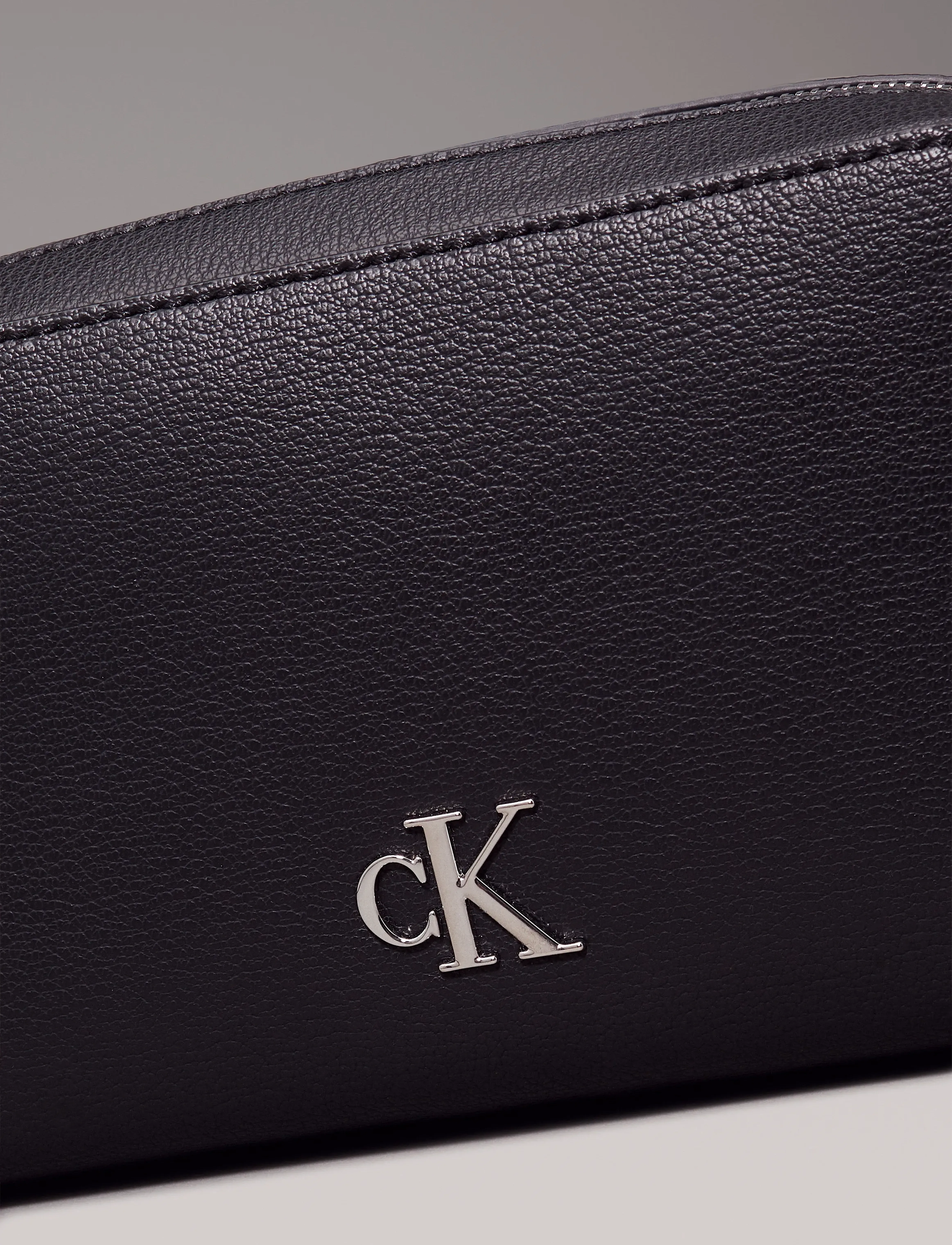 Calvin Klein - MINIMAL MONOGRAM CAMERA BAG 20 - na black - 5