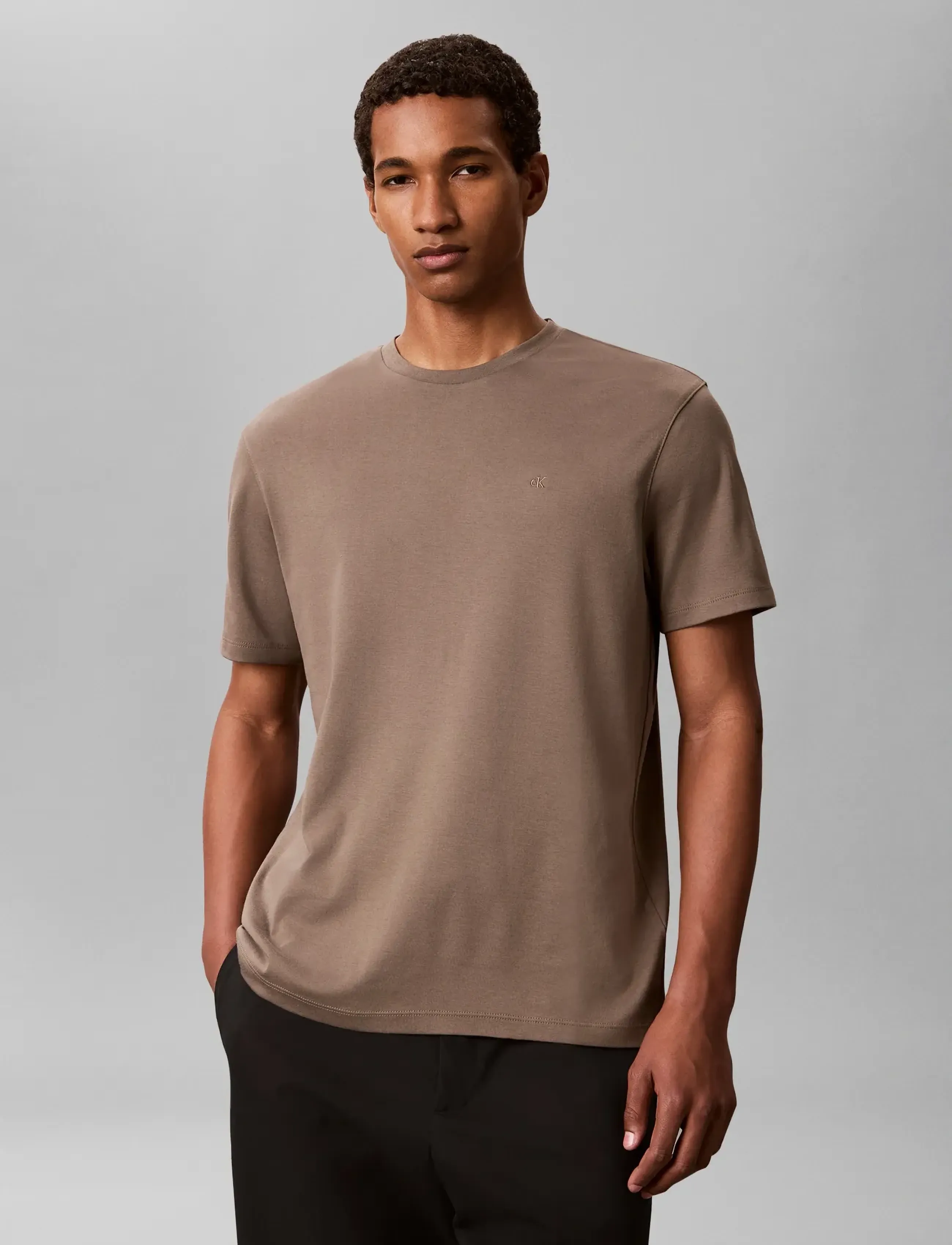 Calvin Klein SS SUPIMA CHEST EMB CREWNECK TEE - T-särgid - BUNGEE CORD / khaki/green