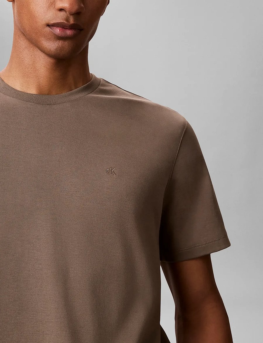 Calvin Klein - SS SUPIMA CHEST EMB CREWNECK TEE - short-sleeved t-shirts - bungee cord - 3