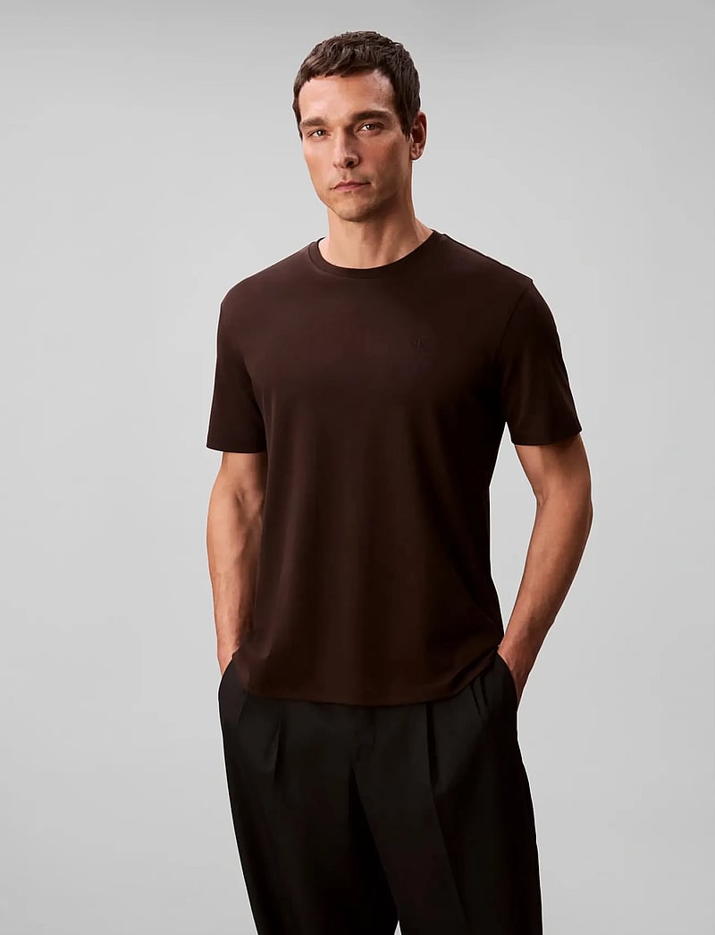 Calvin Klein - SS SUPIMA CHEST EMB CREWNECK TEE - short-sleeved t-shirts - chocolate torte - 3